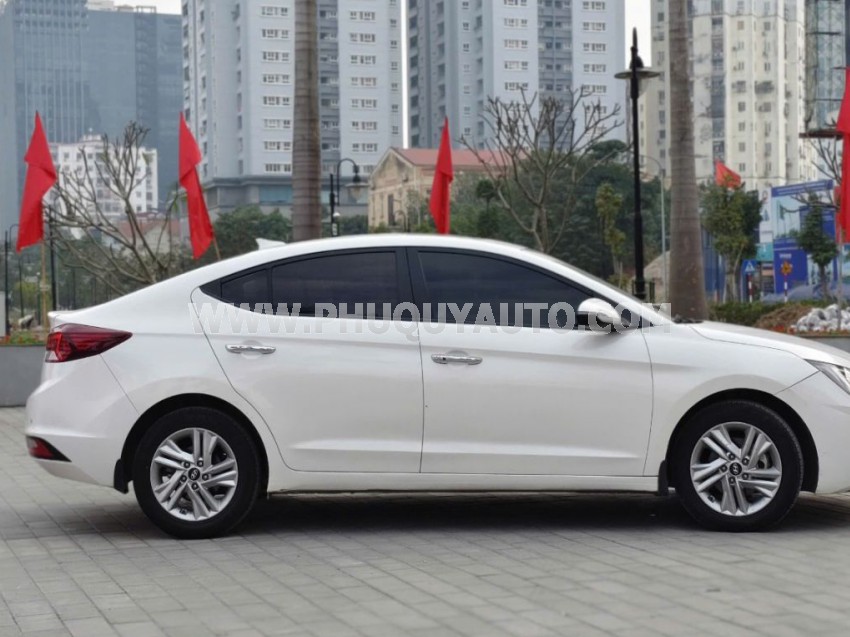 Hyundai Elantra 1.6 AT